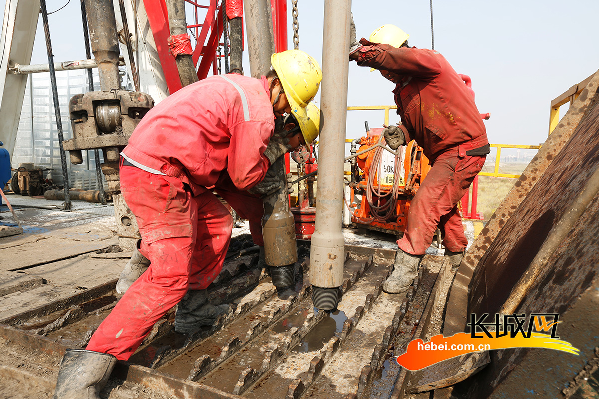 河北唐山:金秋时节钻井酣