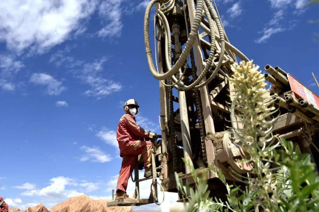 七一倒计时，他们决战天山南麓喀拉苏河道钻井