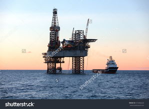 深海之巅 揭秘海上石油钻井平台的钢铁巨人